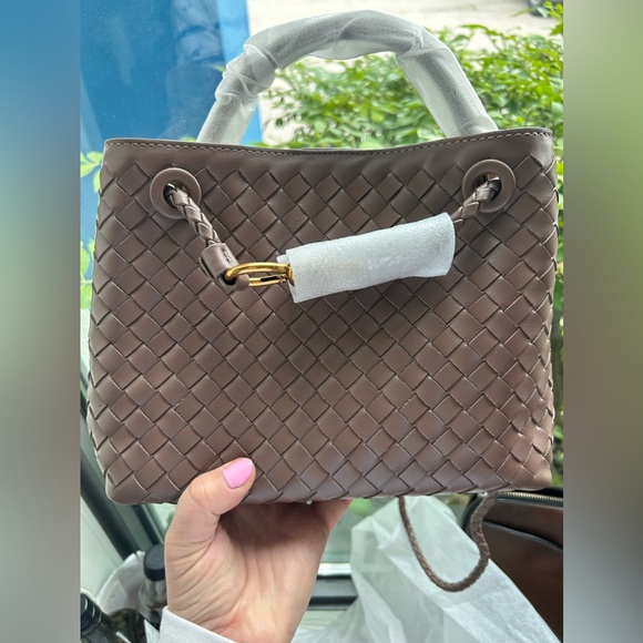 Woven bag with gold brass hardware - Picture 6 of 7